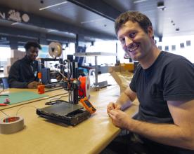 Tijdens de maakmarathon leer je werken met allerlei tools, zoals 3d-printers en lasercutters.